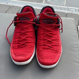 Air Jordan it’s sneakers boys size 6.5 used but great condition no box